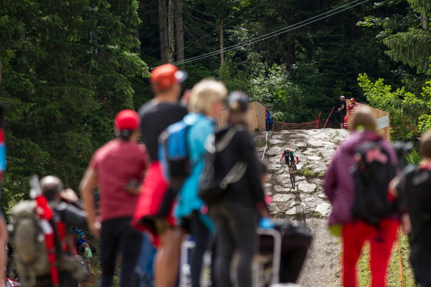Leogang Dropping in through crowd-2