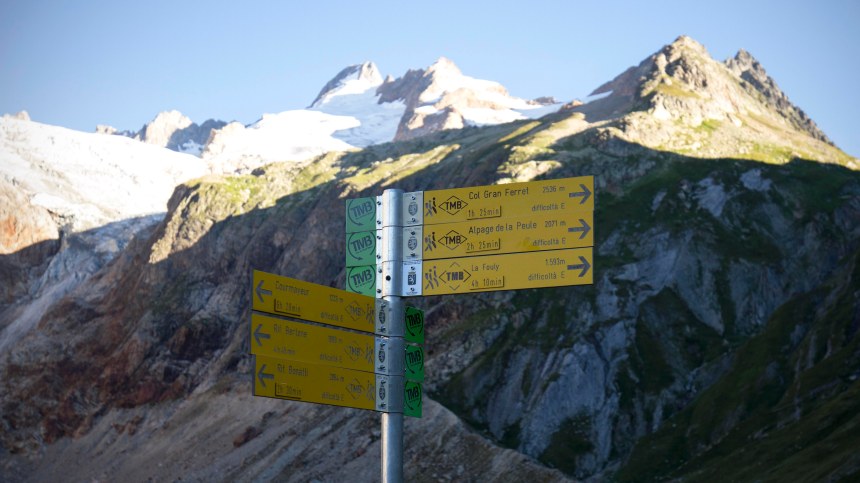 utmb-la-ferret-signpost