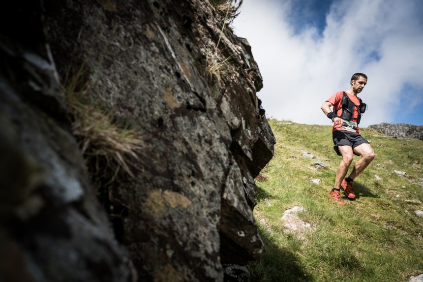 5 Jez Bragg descends on day two of the Berghaus Dragon's Back Race - photo Ciancorless.com