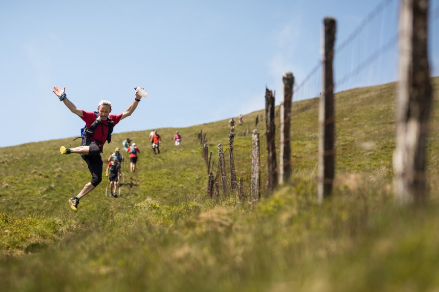 6 At least one runner still found time to enjoy himself on day three of the Berghaus Dragon's Back Race - photo guillemcasanova.com